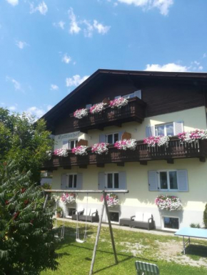 Гостиница Garni Hattlerhof B&B  Брунек